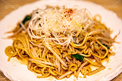 ピリ辛焼きそば,焼きそば,ヤキソバ,やきそば,粉もん,小麦粉,ソース,ソウルフード,辛い,日本料理,日本食,和食,居酒屋,つまみ,おつまみ,もやし,白髪ねぎ,ネギ,ねぎ,唐辛子,ニラ,醤油,しょうゆ,炒め,麺類,国民食,香ばしい,japan,フルサイズ撮影