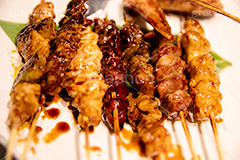 串焼き盛り合わせ,串,やきとり,焼き鳥,鶏,鶏肉,砂肝,レバー,ねぎま,ネギま,鶏皮,タレ,たれ,つまみ,居酒屋,日本料理,日本食,和食,焼き,おつまみ,japan,フルサイズ撮影