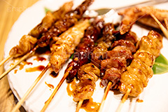 串焼き盛り合わせ,串,やきとり,焼き鳥,鶏,鶏肉,砂肝,レバー,ねぎま,ネギま,鶏皮,手羽先,タレ,たれ,つまみ,居酒屋,日本料理,日本食,和食,焼き,おつまみ,japan,フルサイズ撮影