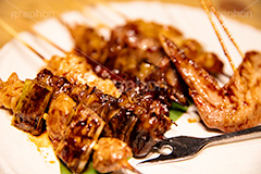 串焼き盛り合わせ,串,やきとり,焼き鳥,鶏,鶏肉,砂肝,レバー,ねぎま,ネギま,鶏皮,手羽先,タレ,たれ,つまみ,居酒屋,日本料理,日本食,和食,焼き,おつまみ,japan,フルサイズ撮影