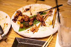 宴の後,宴,飲み会,残飯,残,居酒屋,日本料理,日本食,和食,宴もたけなわ,片づけ,かたづけ,片付け,つまみ,おつまみ,串,japan,フルサイズ撮影