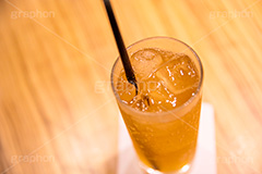 ジンジャエール,ジンジャー,ソフトドリンク,飲み,飲み物,飲料,冷,氷,ジュース,ドリンク,炭酸,生姜,しょうが,カフェ,レストラン,喫茶店,居酒屋,ストロー,cafe,restaurant,フルサイズ撮影