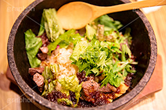 石焼炒飯,石焼,石焼鍋,チャーハン,炒飯,焼き飯,中華,アツアツ,熱々,牛肉,レタス,水菜,つまみ,おつまみ,居酒屋,スプーン,フルサイズ撮影