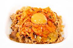 キムチ牛丼に卵,キムチ牛丼,キムチ,牛丼,どんぶり,ドンぶり,丼ぶり,丼,牛肉,チェーン店,飯,ファーストフード,たまご,卵,生卵,トッピング,和食,日本料理,日本食,牛丼屋,japan,フルサイズ撮影
