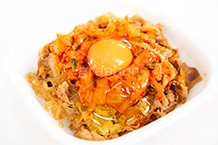 キムチ牛丼に卵,キムチ牛丼,キムチ,牛丼,どんぶり,ドンぶり,丼ぶり,丼,牛肉,チェーン店,飯,ファーストフード,たまご,卵,生卵,トッピング,和食,日本料理,日本食,牛丼屋,japan,フルサイズ撮影