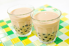 タピオカミルクティー,タピオカティー,タピオカ,ミルクティー,ティー,紅茶,お茶,飲料,流行り,台湾,デンプン,粒々,甘い,タピ,スイーツ,デザート,ドリンク,黒蜜,グラス,コップ,drink,dessert,tapioca,milktea,フルサイズ撮影