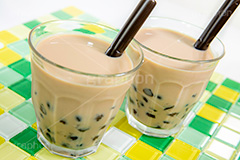 タピオカミルクティー,タピオカティー,タピオカ,ミルクティー,ティー,紅茶,お茶,飲料,流行り,台湾,デンプン,粒々,甘い,タピ,ストロー,スイーツ,デザート,ドリンク,黒蜜,グラス,コップ,drink,dessert,tapioca,milktea,フルサイズ撮影