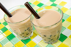 タピオカミルクティー,タピオカティー,タピオカ,ミルクティー,ティー,紅茶,お茶,飲料,流行り,台湾,デンプン,粒々,甘い,タピ,ストロー,スイーツ,デザート,ドリンク,黒蜜,グラス,コップ,drink,dessert,tapioca,milktea,フルサイズ撮影