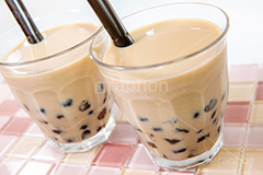 タピオカミルクティー,タピオカティー,タピオカ,ミルクティー,ティー,紅茶,お茶,飲料,流行り,台湾,デンプン,粒々,甘い,タピ,ストロー,スイーツ,デザート,ドリンク,黒蜜,グラス,コップ,drink,dessert,tapioca,milktea,フルサイズ撮影
