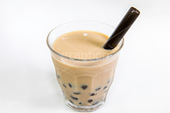 タピオカミルクティー,タピオカティー,タピオカ,ミルクティー,ティー,紅茶,お茶,飲料,流行り,台湾,デンプン,粒々,甘い,タピ,ストロー,スイーツ,デザート,ドリンク,黒蜜,グラス,コップ,drink,dessert,tapioca,milktea,フルサイズ撮影