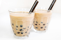 タピオカミルクティー,タピオカティー,タピオカ,ミルクティー,ティー,紅茶,お茶,飲料,流行り,台湾,デンプン,粒々,甘い,タピ,ストロー,スイーツ,デザート,ドリンク,黒蜜,グラス,コップ,drink,dessert,tapioca,milktea,フルサイズ撮影