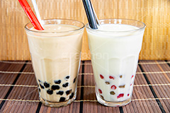 タピオカミルクティー,タピオカティー,タピオカ,ミルクティー,ティー,紅茶,お茶,飲料,流行り,台湾,デンプン,粒々,甘い,タピ,ストロー,スイーツ,デザート,ドリンク,黒蜜,黒糖,グラス,コップ,カラフルタピオカ,drink,dessert,tapioca,milktea,フルサイズ撮影