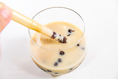 ストローに詰まったタピオカ,詰まる,タピオカミルクティー,タピオカティー,タピオカ,ミルクティー,ティー,紅茶,お茶,飲料,流行り,台湾,デンプン,粒々,甘い,タピ,ストロー,スイーツ,デザート,ドリンク,黒蜜,黒糖,グラス,コップ,drink,dessert,tapioca,milktea,フルサイズ撮影