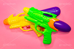 水鉄砲,カラフルな水鉄砲,カラフル,水遊び,鉄砲,銃,遊び,おもちゃ,玩具,TOY,kids,キッズ,子供,こども,プール,海水浴,夏,サマー,summer,フルサイズ撮影