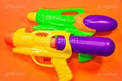 水鉄砲,カラフルな水鉄砲,カラフル,水遊び,鉄砲,銃,遊び,おもちゃ,玩具,TOY,kids,キッズ,子供,こども,プール,海水浴,夏,サマー,summer,フルサイズ撮影
