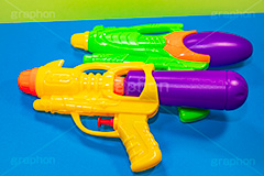 水鉄砲,カラフルな水鉄砲,カラフル,水遊び,鉄砲,銃,遊び,おもちゃ,玩具,TOY,kids,キッズ,子供,こども,プール,海水浴,夏,サマー,summer,フルサイズ撮影