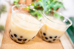 タピオカミルクティー,タピオカティー,タピオカ,ミルクティー,ティー,紅茶,お茶,飲料,流行り,台湾,デンプン,粒々,甘い,タピ,スイーツ,デザート,ドリンク,黒蜜,黒糖,グラス,コップ,drink,dessert,tapioca,milktea,フルサイズ撮影
