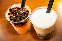 タピオカミルクティー,タピオカティー,タピオカ,ミルクティー,ティー,ミルク,牛乳,紅茶,お茶,飲料,流行り,台湾,デンプン,粒々,甘い,タピ,スイーツ,デザート,ドリンク,黒蜜,黒糖,ストロー,スムージー,紅白,drink,dessert,tapioca,milktea,milk,フルサイズ撮影