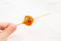 最後の1つ,残り,みたらし団子,みたらし,みたらしだんご,だんご,団子,お菓子,菓子,和菓子,お茶,お茶請け,スイーツ,和,和風,和食,お茶,緑茶,串,くし,デザート,おやつ,串団子,花見,お花見,甘味,japan,sweet,dessert,フルサイズ撮影