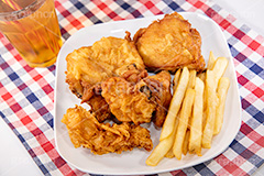 フライドチキン,チキン,フライ,鶏,もも,ジューシー,揚げ,ファーストフード,ファストフード,洋食,サクサク,脂,脂質,肉,chicken,フルサイズ撮影