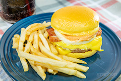 ベーコン玉子チーズバーガー,目玉焼き,たまご,卵,タマゴ,ジューシー,ベーコン,ハンバーガー,バーガー,ビーフ,牛肉,コーラ,サンド,パテ,洋食,ジャンク,ジャンキー,チェーン店,ファーストフード,パン,ジャンクフード,beef,hamburger,cola,fast food,egg,cheese,フルサイズ撮影