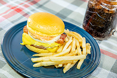 ベーコン玉子チーズバーガー,目玉焼き,たまご,卵,タマゴ,ジューシー,ベーコン,ハンバーガー,バーガー,ビーフ,牛肉,コーラ,サンド,パテ,洋食,ジャンク,ジャンキー,チェーン店,ファーストフード,パン,ジャンクフード,beef,hamburger,cola,fast food,egg,cheese,フルサイズ撮影