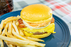 ベーコン玉子チーズバーガー,目玉焼き,たまご,卵,タマゴ,ジューシー,ベーコン,ハンバーガー,バーガー,ビーフ,牛肉,コーラ,サンド,パテ,洋食,ジャンク,ジャンキー,チェーン店,ファーストフード,パン,ジャンクフード,beef,hamburger,cola,fast food,egg,cheese,フルサイズ撮影