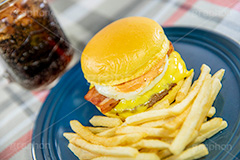 ベーコン玉子チーズバーガー,目玉焼き,たまご,卵,タマゴ,ジューシー,ベーコン,ハンバーガー,バーガー,ビーフ,牛肉,コーラ,サンド,パテ,洋食,ジャンク,ジャンキー,チェーン店,ファーストフード,パン,ジャンクフード,beef,hamburger,cola,fast food,egg,cheese,フルサイズ撮影