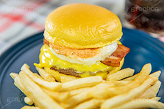 ベーコン玉子チーズバーガー,目玉焼き,たまご,卵,タマゴ,ジューシー,ベーコン,ハンバーガー,バーガー,ビーフ,牛肉,コーラ,サンド,パテ,洋食,ジャンク,ジャンキー,チェーン店,ファーストフード,パン,ジャンクフード,beef,hamburger,cola,fast food,egg,cheese,フルサイズ撮影