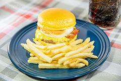 ベーコン玉子チーズバーガー,目玉焼き,たまご,卵,タマゴ,ジューシー,ベーコン,ハンバーガー,バーガー,ビーフ,牛肉,コーラ,サンド,パテ,洋食,ジャンク,ジャンキー,チェーン店,ファーストフード,パン,ジャンクフード,beef,hamburger,cola,fast food,egg,cheese,フルサイズ撮影