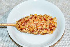 チーズハットグ,チーズドック,ホットドッグ,アメリカンドッグ,ファーストフード,ジャンクフード,カロリー,食べ歩き,韓国グルメ,スナック,流行り,串,チーズ,伸びる,ソーセージ,ウィンナー,ジャガイモ,じゃがいも,ポテト,皿,potato,cheese,snack