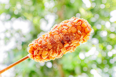 チーズハットグ,チーズドック,ホットドッグ,アメリカンドッグ,ファーストフード,ジャンクフード,カロリー,食べ歩き,韓国グルメ,スナック,流行り,串,チーズ,伸びる,ソーセージ,ウィンナー,ジャガイモ,じゃがいも,ポテト,potato,cheese,snack