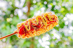 チーズハットグ,チーズドック,ホットドッグ,アメリカンドッグ,ファーストフード,ジャンクフード,カロリー,食べ歩き,韓国グルメ,スナック,流行り,串,チーズ,伸びる,ソーセージ,ウィンナー,ジャガイモ,じゃがいも,ポテト,ケチャップ,マスタード,potato,cheese,snack
