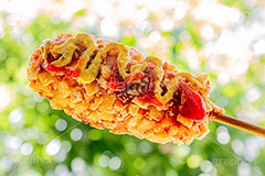 チーズハットグ,チーズドック,ホットドッグ,アメリカンドッグ,ファーストフード,ジャンクフード,カロリー,食べ歩き,韓国グルメ,スナック,流行り,串,チーズ,伸びる,ソーセージ,ウィンナー,ジャガイモ,じゃがいも,ポテト,ケチャップ,マスタード,potato,cheese,snack