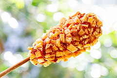 チーズハットグ,チーズドック,ホットドッグ,アメリカンドッグ,ファーストフード,ジャンクフード,カロリー,食べ歩き,韓国グルメ,スナック,流行り,串,チーズ,伸びる,ソーセージ,ウィンナー,ジャガイモ,じゃがいも,ポテト,potato,cheese,snack
