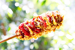 チーズハットグ,チーズドック,ホットドッグ,アメリカンドッグ,ファーストフード,ジャンクフード,カロリー,食べ歩き,韓国グルメ,スナック,流行り,串,チーズ,伸びる,ソーセージ,ウィンナー,ジャガイモ,じゃがいも,ポテト,ケチャップ,マスタード,potato,cheese,snack
