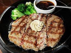 ハンバーグ,鉄板,肉,肉食,ブロッコリー,ビーフ,湯気,あつあつ,熱々,牛肉,焦げ,焼き,にんにく,ニンニク,ガーリック,レア,脂,脂質,スタミナ,洋食,タレ,meat,steak,garlic,beef,broccoli,スマホ撮影