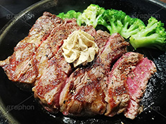 ステーキ,鉄板,肉,肉食,ブロッコリー,ビーフ,湯気,あつあつ,熱々,牛肉,焦げ,焼き,にんにく,ニンニク,ガーリック,レア,脂,脂質,スタミナ,洋食,タレ,meat,steak,garlic,beef,broccoli,スマホ撮影