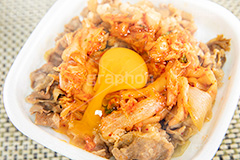 キムチ牛丼に卵,キムチ牛丼,キムチ,牛丼,どんぶり,ドンぶり,丼ぶり,丼,牛肉,チェーン店,飯,ファーストフード,たまご,卵,生卵,トッピング,和食,日本料理,日本食,牛丼屋,japan,フルサイズ撮影