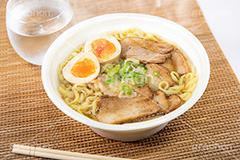 喜多方ラーメン,ラーメン,らーめん,麺,麺類,中華麺,麺料理,国民食,日本拉麺,しょうゆ,醤油,中華そば,湯気,チャーシュー,焼き豚,焼豚,味玉,たまご,玉子,ねぎ,ネギ,お冷,Ramen,Chinese noodles,japan,フルサイズ撮影