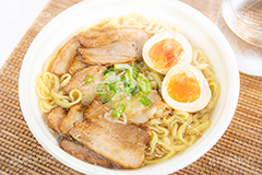 喜多方ラーメン,ラーメン,らーめん,麺,麺類,中華麺,麺料理,国民食,日本拉麺,しょうゆ,醤油,中華そば,湯気,チャーシュー,焼き豚,焼豚,味玉,たまご,玉子,ねぎ,ネギ,お冷,Ramen,Chinese noodles,japan,フルサイズ撮影