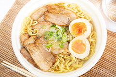 喜多方ラーメン,ラーメン,らーめん,麺,麺類,中華麺,麺料理,国民食,日本拉麺,しょうゆ,醤油,中華そば,湯気,チャーシュー,焼き豚,焼豚,味玉,たまご,玉子,ねぎ,ネギ,Ramen,Chinese noodles,japan,フルサイズ撮影