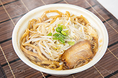太麺,家系,豚骨醤油,ラーメン,らーめん,麺,麺類,中華麺,麺料理,国民食,日本拉麺,湯気,チャーシュー,焼き豚,焼豚,もやし,モヤシ,ネギ,ねぎ,Ramen,Chinese noodles,japan,フルサイズ撮影