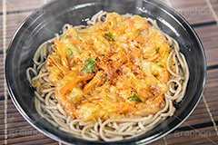 かき揚げ蕎麦,かき揚げそば,かき揚げ,かきあげ,天ぷら,揚げ物,ソバ,蕎麦,そば,だし,出汁,ダシ,蕎麦粉,日本料理,日本食,和食,つゆ,蕎麦汁,茹,ねぎ,ネギ,麺料理,麺類,湯気,唐辛子,薬味,コンビニ,japan,フルサイズ撮影