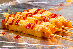 オムホットドッグ,ホットドッグ,ソーセージ,ウィンナー,オムレツ,卵,食べ歩き,スナック,流行り,串,ケチャップ,マスタード,夏祭り,祭り,出店,露店,屋台,夏,サマー,夏休み,縁日,的屋,おやつ,snack