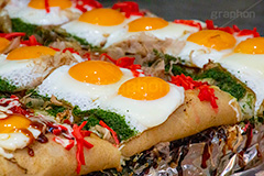 お好み焼き,お好み焼,鉄板,粉もん,ソウルフード,夏祭り,祭り,出店,露店,屋台,夏,サマー,夏休み,縁日,的屋,食べ歩き,おやつ,きゃべつ,キャベツ,卵,目玉焼き,紅しょうが,青のり,青海苔,ソース,マヨネーズ,鉄板,つまみ,おつまみ,もはやアート,アート,art,soulfood,summer,festival,japan,フルサイズ撮影