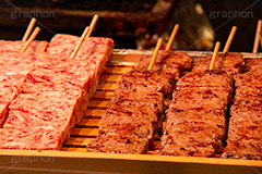 串焼き,霜降り,カルビ,牛肉,焼肉,焼き肉,肉,夏祭り,祭り,出店,露店,屋台,夏,サマー,夏休み,縁日,的屋,食べ歩き,おやつ,つまみ,おつまみ,summer,festival,japan