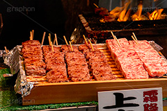串焼き,霜降り,カルビ,牛肉,焼肉,焼き肉,肉,夏祭り,祭り,出店,露店,屋台,夏,サマー,夏休み,縁日,的屋,食べ歩き,おやつ,つまみ,おつまみ,summer,festival,japan