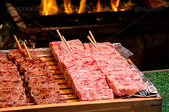 串焼き,霜降り,カルビ,牛肉,焼肉,焼き肉,肉,夏祭り,祭り,出店,露店,屋台,夏,サマー,夏休み,縁日,的屋,食べ歩き,おやつ,つまみ,おつまみ,summer,festival,japan