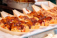 出店のたこ焼き,たこ焼,たこ焼き,タコヤキ,たこやき,ソース,マヨネーズ,粉もん,ソウルフード,大阪名物,夏祭り,祭り,出店,露店,屋台,夏,サマー,夏休み,縁日,的屋,食べ歩き,おやつ,パック,つまみ,おつまみ,soulfood,summer,festival,japan